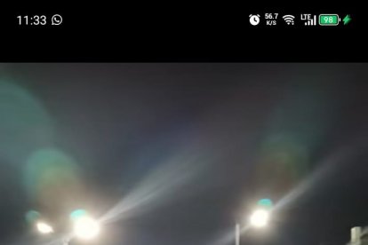 Decenas de fanáticos esperaron en fila durante varias horas.