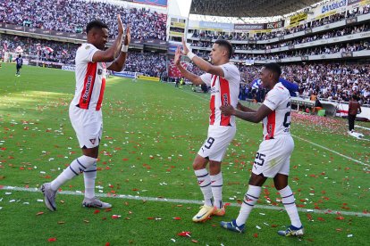 Álex Arce (c) festejo el tanto conseguido en la victoria de Liga de Quito ante Independiente del Valle