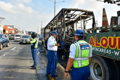Bus de la Metrovía se quemó en la vía a Daule.