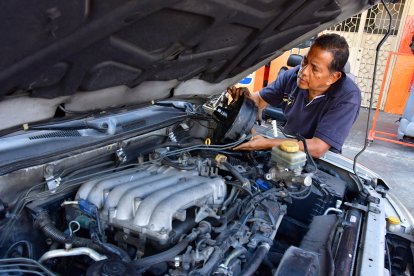El servofreno está ubicado en el compartimento del motor del vehículo.