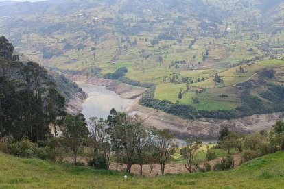 En Mazar, Azuay, la grave sequía ha provocado también una disminución hídrica.