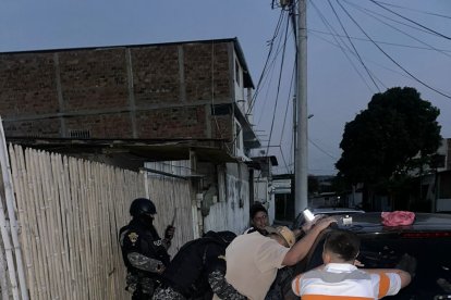 La Policía Nacional neutralizó a dos hombres que se movilizaban en un automóvil negro en la ciudadela San Alejo. 


ag - periodista
ag - granasa