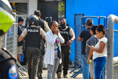 Familiares llegaron al penal para saber la situación de los reclusos.