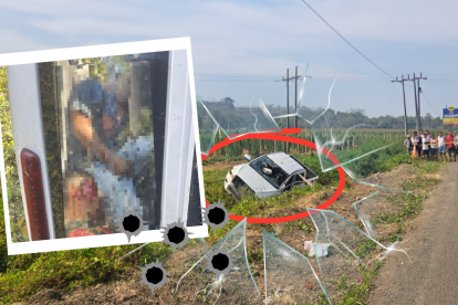 En la camioneta que se volcó a una zanja quedaron los cuerpos con múltiples heridas.