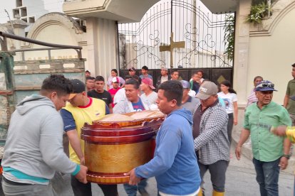 Momentos en que retiraban uno de los cuerpos para su velatorio.