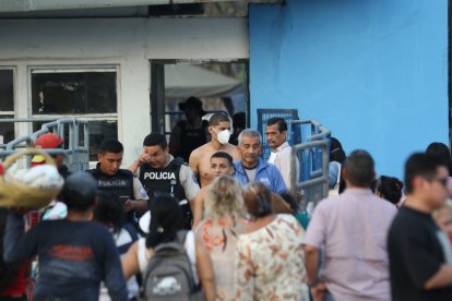 Los presos recién liberados prefieren dejar sus ropas porque estas están “llenitas de enfermedades”, como tuberculosis y cólera.