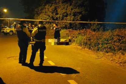 Los agentes policiales llegaron para tomar procedimiento del asesinato.