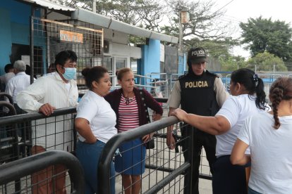 Familiares de reos piden información sobre la masacre registrada en los últimos días.