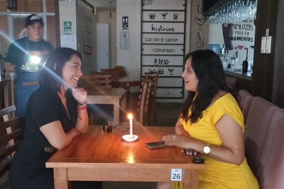 Jacqueline junto con Edibeth recordando cuando en la década de los 90 les tocaba ir a clases a las 06:00 por el adelanto de una hora por los apagones en la época de Sixto Durán Ballén.