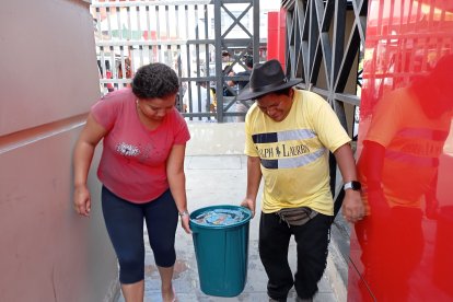 Habitantes han buscado la forma de conseguir agua, pero no todos lo lograron.