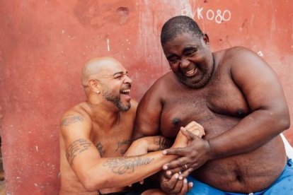 Adriano junto a uno de sus amigos de la favela de Brasil.