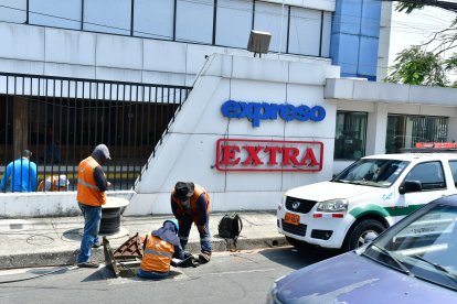 Equipo de trabajadores exploró el daño en el cableado.
