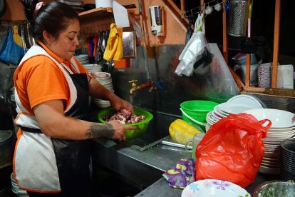 Con los cortes de agua potable, varios comerciantes replantean el horario de sus actividades.