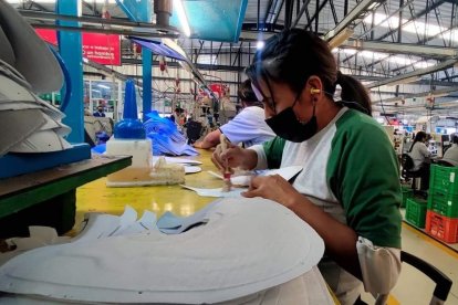 Los apagones golpean a la industria ambateña.