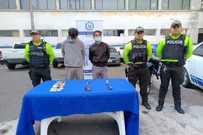 Dos sospechosos fueron detenidos en delito flagrante, al ser encontrados dentro de un restaurante en La Floresta.