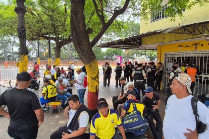 En la esquina del Monumental los vendedores informales esperando tener una buena venta.