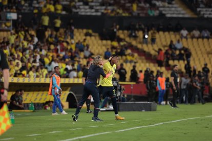 Sebastian Beccacece (i), seleccionador de Ecuador, festeja uno de los goles de Gonzalo Plata en la victoria 4-0 sobre Bolivia del jueves 14 de noviembre.
