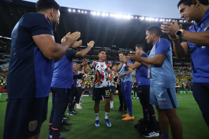Ángel Mena, extremo de la selección de Ecuador, fue recibido entre aplausos por sus compañeros.