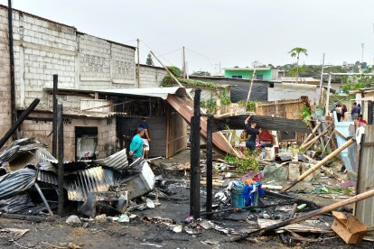 Varias viviendas fueron consumidas por un incendio en Flor de Bastión.