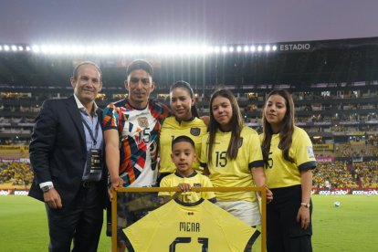 Ángel Mena y su familia junto al presidente de FEF, Francisco Egas.
