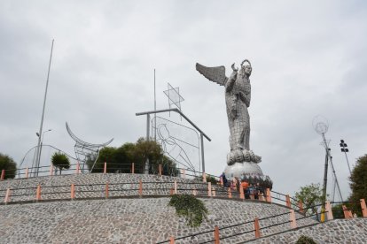 Las figuras gigantes empezaron a armarse en la cima de El Panecillo.