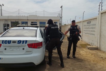 Los dos extranjeros fueron apresados tras una persecución por agentes policiales que estaban cerca del centro comercial.