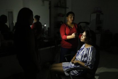 Arianna, la quinceañera, fue maquillada con unas linternas.