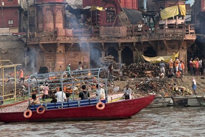 El crematorio Manikarnika Ghat tiene gradas que llegan hasta el río Ganges.