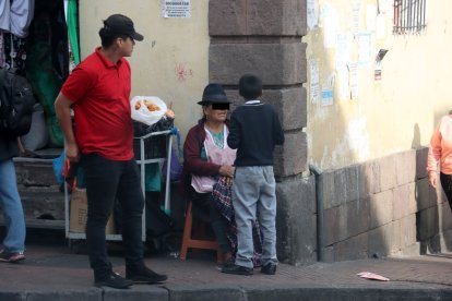 Los niños también acompañan a sus madres mientras venden en las calles.
