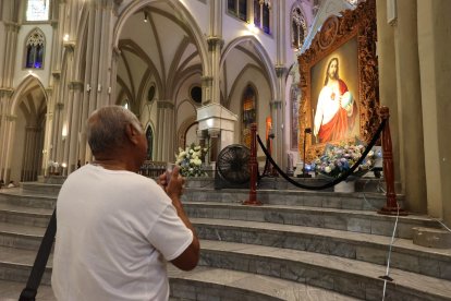 Don Vicente Palacios orando ante el cuadro del Sagrado corazón de  Jesús
