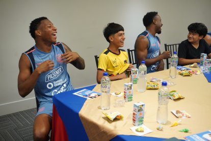 Los seleccionados compartieron con los menores que les visitaron en la concentración tricolor.