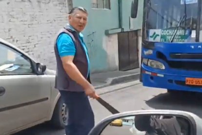 El sujeto fue grabado cuando amenazaba a otro conductor, en el norte de Quito.