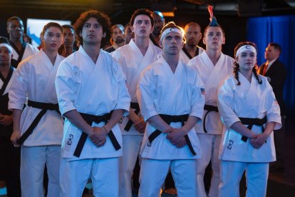 Elenco de la serie de Netflix Cobra Kai, en la sexta temporada.