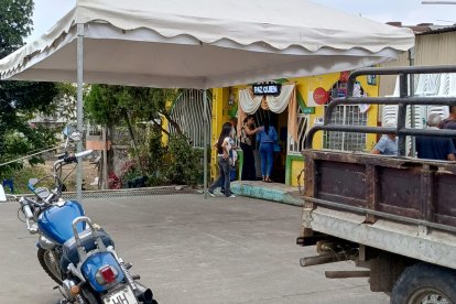 En la cancha de vóley se vivieron momentos de desesperación y pánico debido al sonido de los disparos.