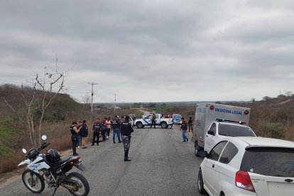 La policía cerró el área para buscar pistas que ayuden a esclarecer el hecho.