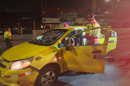 Dos sujetos y una chica de 18 años murieron dentro del vehículo amarillo.