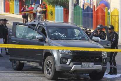 Los malandrines dispararon contra la camioneta del empresario, provocando que su conductor muera de inmediato.