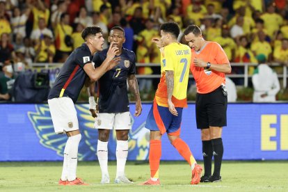 Momento en el que Piero Hincapié (c) fue expulsado por el árbitro Esteban Ostojich en el partido de Colombia vs Ecuador