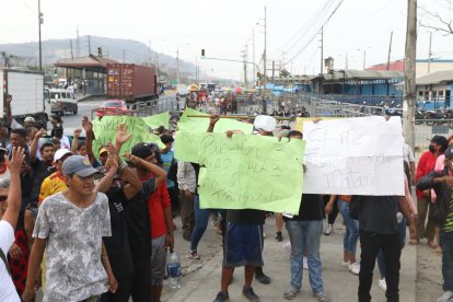 Familiares de reos están protestando en las afueras de la Peni.
