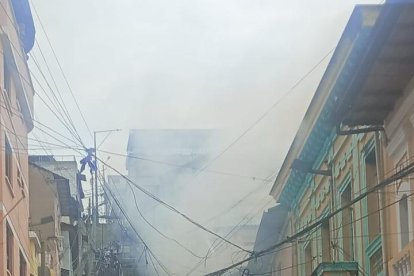 El fuego se extendió sobre tres casas en San Blas, centro de Quito.