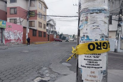 En el sitio del ataque se cerraron las vías con cinta para comenzar con la pericias.