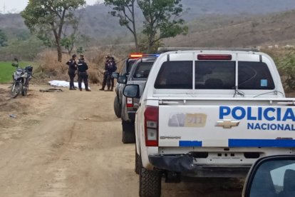 Los cuerpos no portaban documento de identidad. La policía buscaba pistas del doble crimen.