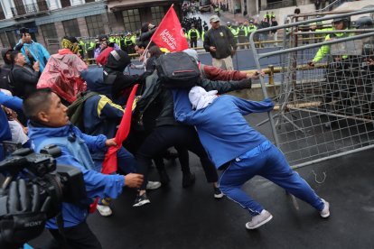 Los manifestantes empezaron a enfrentarse contra los uniformados.