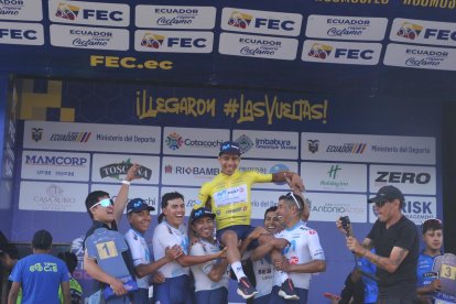 Huera alzado en hombros por sus compañeros del Movistar Best PC, como campeón de la Vuelta, tras ganar solo etapas en otros años.