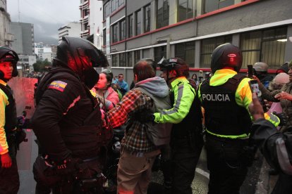 La Policía detuvo a dos personas por agresión a la fuerza armada.