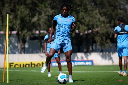 Los jugadores de Liga de Quito realizan sus prácticas de cara a la fecha LigaPro de este fin de semana con total normalidad.