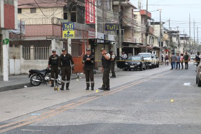 Uniformados tratan de hallar indicios balisiticos.