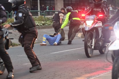 Un caso que provocó indignación fue cómo la policía arrastró a una persona.