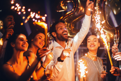 Grupo de amigos celebrando el Año Nuevo.