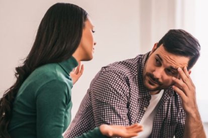 Interrumpir a alguien mientras habla revela mucho sobre su personalidad según la psicología